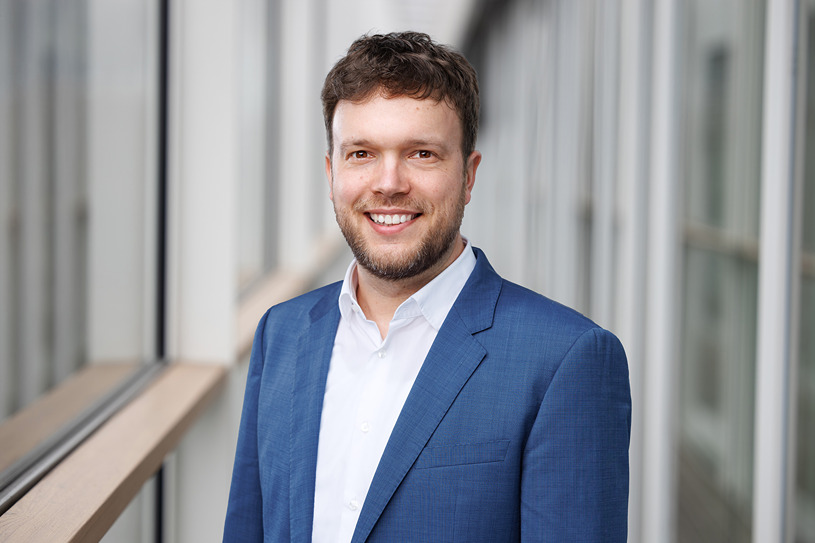 Portraitfoto von einem Mann in blauem Anzug.